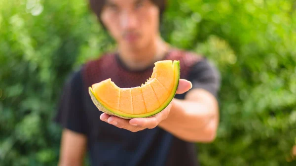 Mannen Med Den Oransje Melonen Hånden – stockfoto