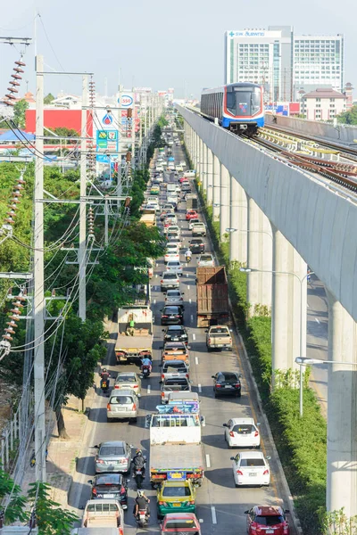 Bangkok Tajlandia Grudzień 2020 Widok Góry Pociąg Kolejowy Jadący Stacji — Zdjęcie stockowe