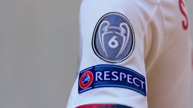 Bangkok, Tayland - 19 Aralık 2020: UEFA Şampiyonlar Ligi Galipleri Rozeti beyaz gömlek takımında