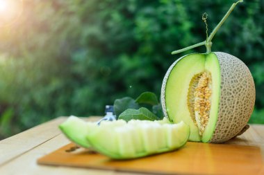 Tahta tabakta taze yeşil kavun için seçici odak