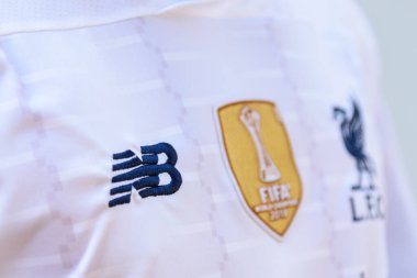Bangkok, Tayland - 19 Aralık 2020: 2019-2020 arası Liverpool beyaz gömlek takımlarının yeni denge logosu