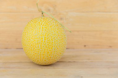 Tahta tabakta taze yeşil karpuza yakın.