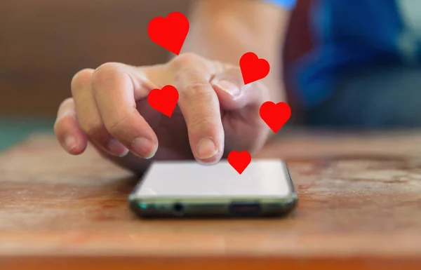 Adam Ekranda Kalp Duygusunu Akıllı Telefondan Sosyal Medyaya Göstermek Için — Stok fotoğraf