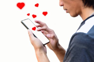 Adam ekranda kalp duygusunu akıllı telefondan sosyal medyaya göstermek için dokunuyor.