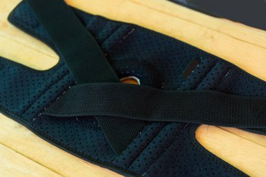 Adam dizlik destegi takiyor. Patella 'yi güneş isigi ile parka / diz altligi Delik Spor' a götürüyor.