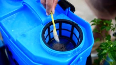 Sprey tankına böcek ilacını ve suyu ilave et.