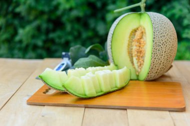 Tahta tabakta taze yeşil kavun