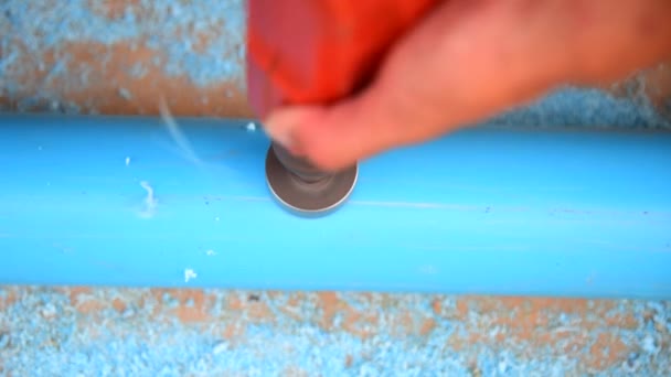 Man Gebruikt Hole Saw Perforate Pvc Pipe Hole — Stockvideo