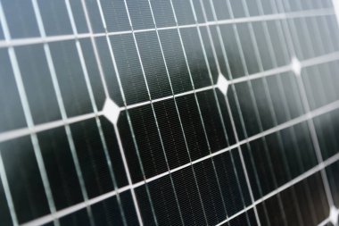 Yerdeki güneş pili paneli güneş ışığıyla