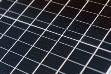 Yerdeki güneş pili paneli güneş ışığıyla