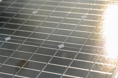 Yerdeki güneş pili paneli güneş ışığıyla