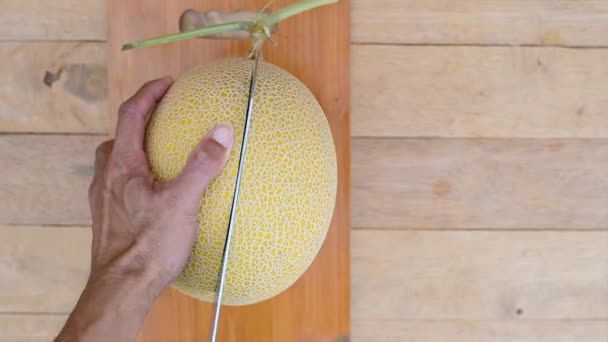 Der Mann Spaltete Mit Einem Messer Die Orangefarbene Melone Auf — Stockvideo