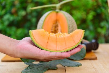 Erkek şovu, portakal karpuzunu elinde parçaladı.