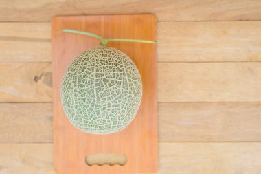 Tahta tabakta taze yeşil karpuza yakın.