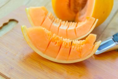 Tabaktaki taze portakal karpuzuna yakın.