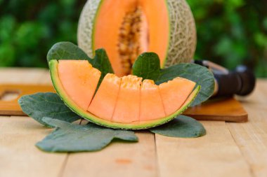 Tabakta taze portakal karpuzu var.