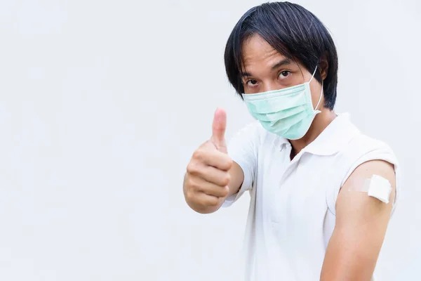 Asiático Hombre Obtener Vacunado Covid Mostrar Pulgar Hacia Arriba Signo — Foto de Stock