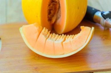 Tabakta taze portakallı kavun