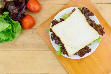 Beyaz tabakta sandviç ton balığı.