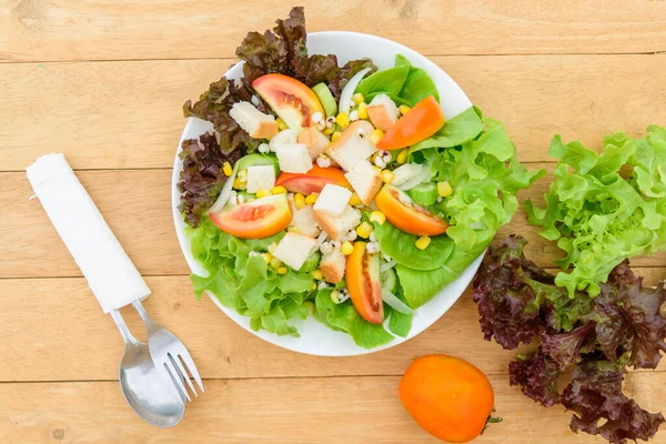 在木板上的白菜中混合新鲜蔬菜沙拉 — 图库照片