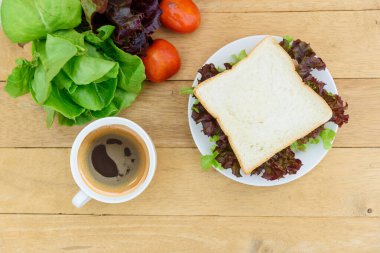 Beyaz tabakta sandviç ton balığı.