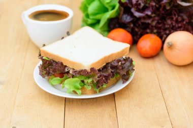 Sandviç ton balığına beyaz tabakta yakın çekim