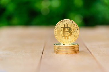 Tahta tabaktaki Altın Bitcoin kripto birimine yakın.