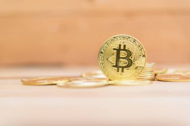 Tahta tabaktaki Altın Bitcoin kripto birimine yakın.