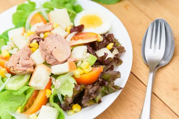 Tahta Tabakta Beyaz Tabakta Ton Balığı Salatasına Yakın — Stok fotoğraf