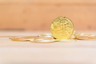 Tahta tabaktaki Altın Bitcoin kripto birimine yakın.