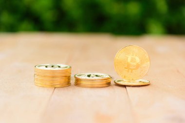 Tahta tabaktaki Altın Bitcoin kripto birimine yakın.