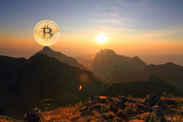 Yüksek Dağdaki Bitcoin Tepedeki Ortalama Satın Alma Gibi — Stok fotoğraf