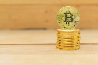 Bitcoin altın madeni para ahşap tabakta