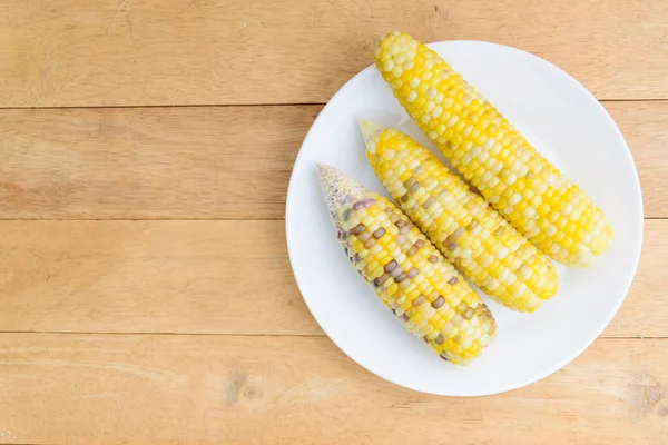 Closeup White Boiled Corn Wood Plate — Stock Fotó