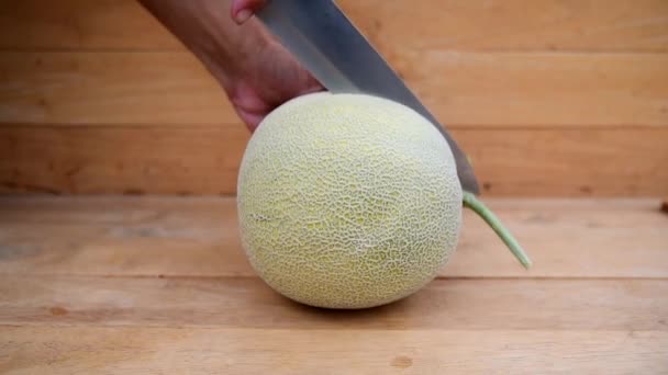 Uomo Usa Coltello Spaccare Melone Verde Sulla Lastra Legno — Video Stock