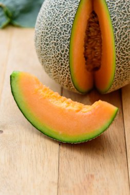 Tabakta bir sürü taze portakal karpuzu var.