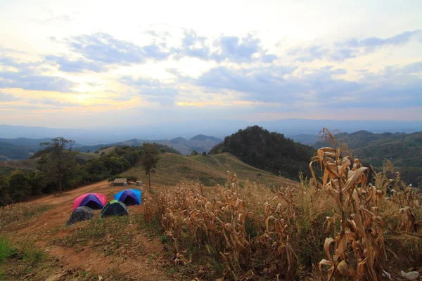 Acampar na montanha — Fotografia de Stock