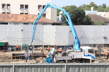 İnşaat alanı kamyonda