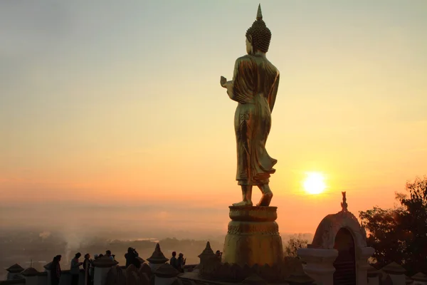 За статуей Будды — стоковое фото