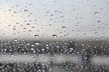 Yağmur yağmaya camına