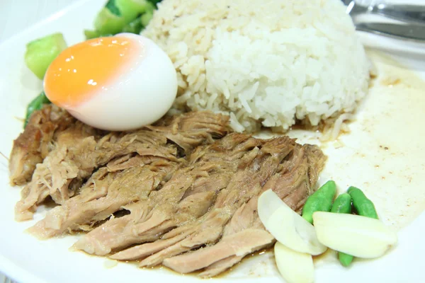 Perna de porco cozido em arroz — Fotografia de Stock