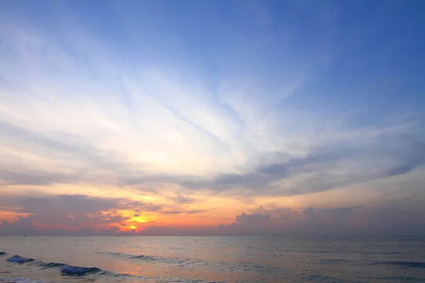 Salida del sol en la playa — Foto de Stock