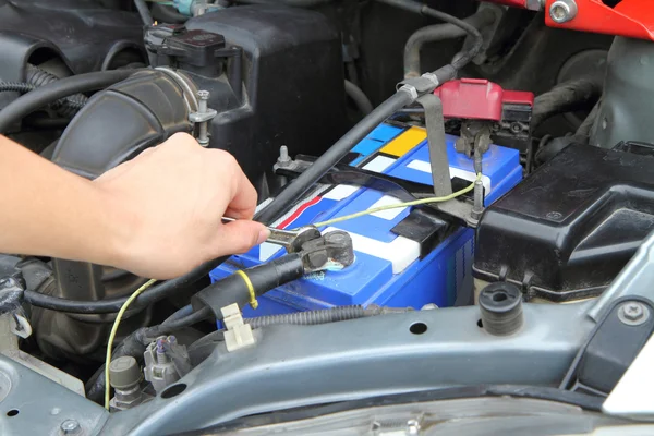 Cambiar las baterías del coche —  Fotos de Stock