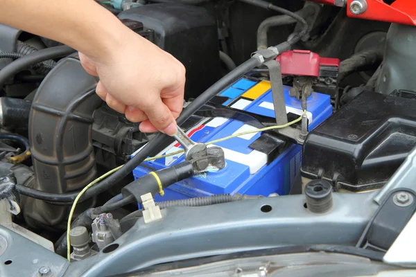 Change car batteries — Stock Photo, Image