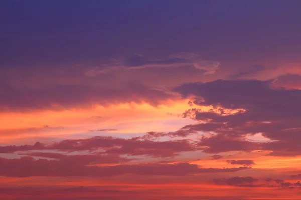 Nube en el cielo en el amanecer . — Foto de Stock