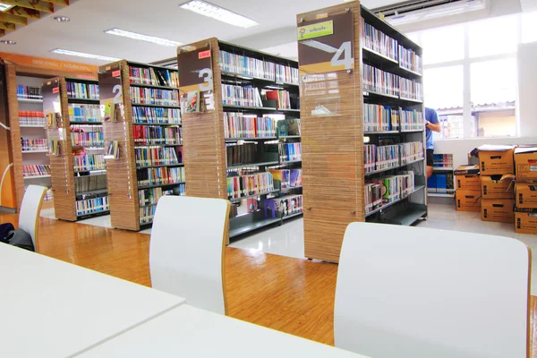 Regał w bibliotece — Zdjęcie stockowe