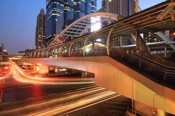 Hermoso puente y Blur luz del tráfico de coches — Foto de Stock