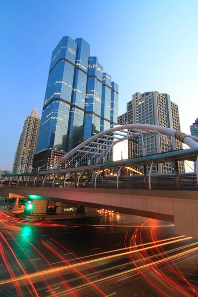 Hermoso puente y Blur luz del tráfico de coches — Foto de Stock