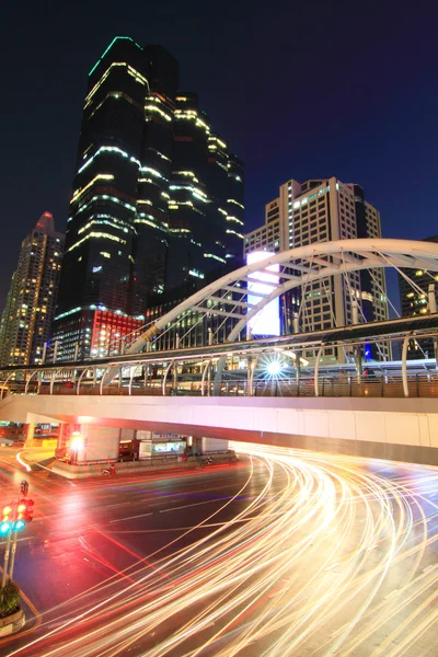 Hermoso puente y Blur luz del tráfico de coches — Foto de Stock