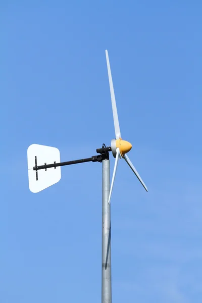 Molino de viento blanco —  Fotos de Stock